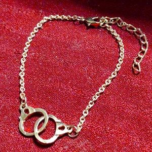 Beautiful vintage handcuffed gold tone bracelet